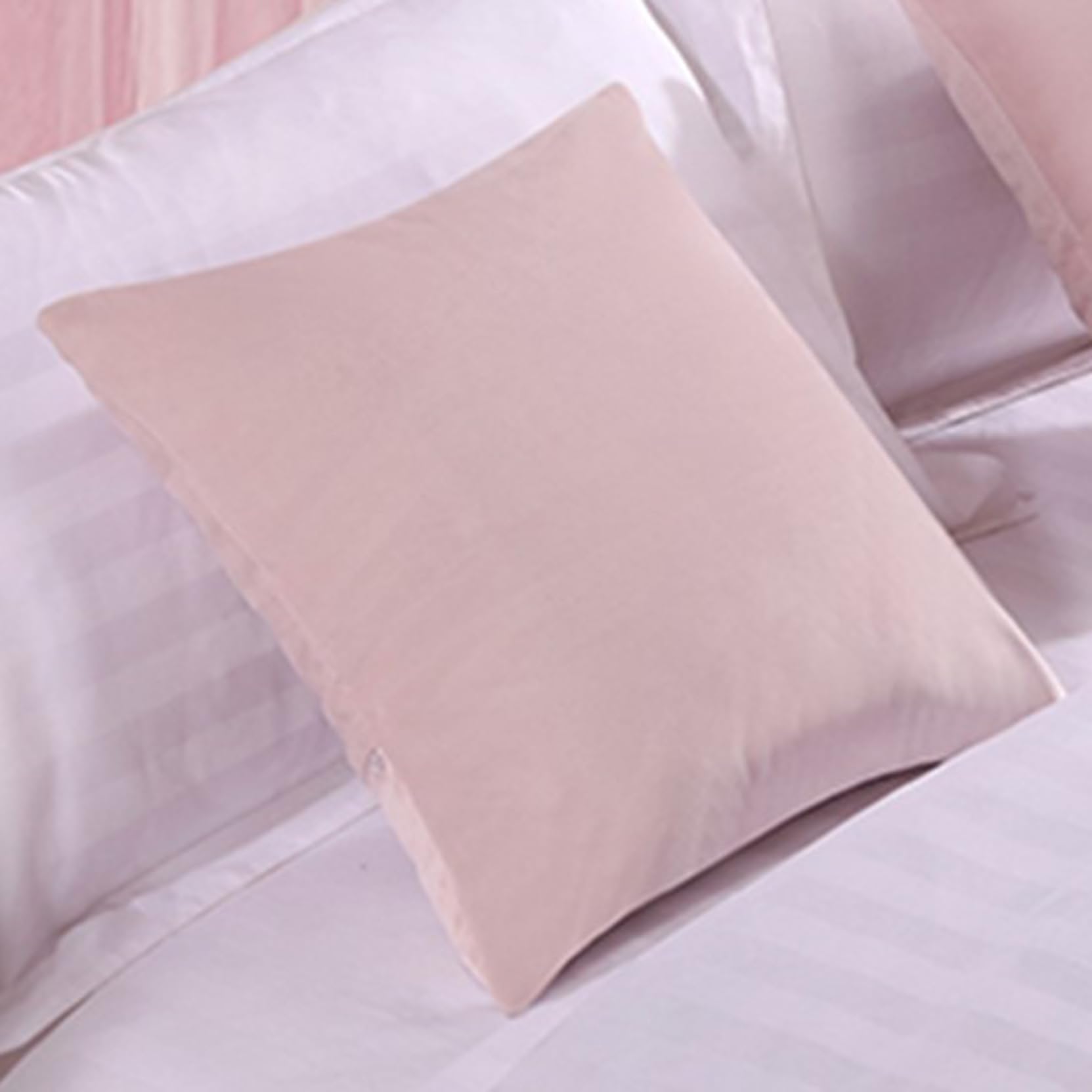 Housse de coussin velours rose 45x45 cm pour rénover un vieux canapé fatigué