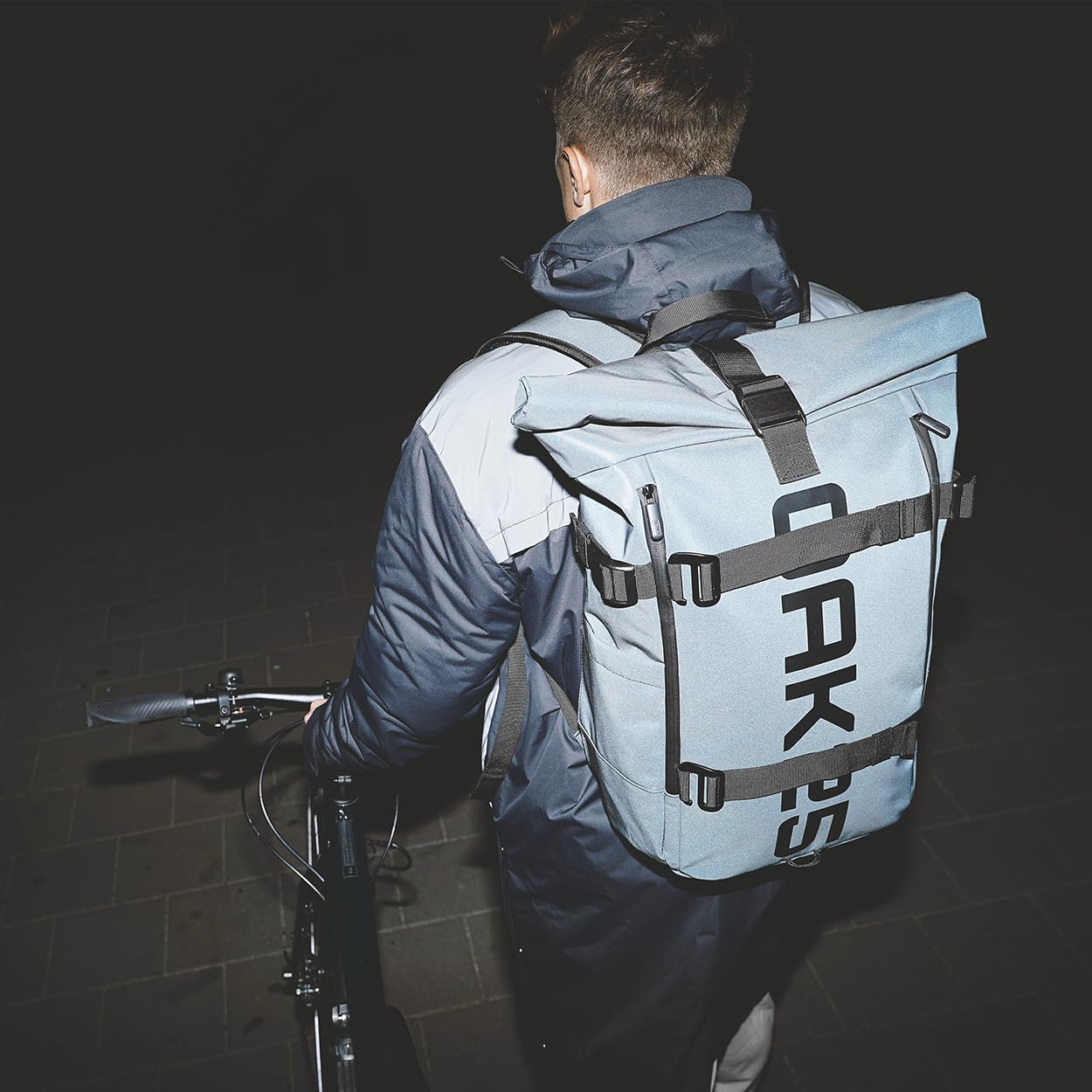 OAK25 Mochila Reflectante para Mujeres y Hombres - Luminite Rolltop - Rolltop Backpack para Trabajo Moto Bicicleta - Compartimento para Portátil hasta 16 Pulgadas - Reflective Daypack 23L