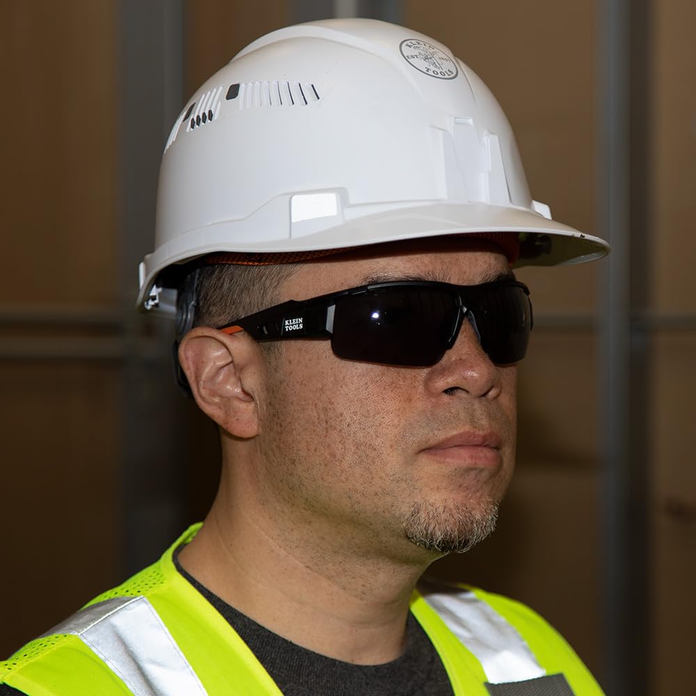 Gafas de seguridad, Profesional PPE Gafas de Protección con SemirMarco y Lente Gris, Resistente a los arañazos y Anti Niebla Klein Herramientas 60162