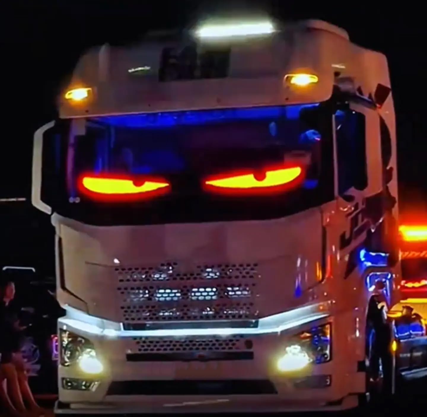 2 pezzi Devil Eyes Light LED Occhi per camion e auto (70 mm x 173 mm), display programmabile, segnale luminoso personalizzabile, Smart App, Bluetooth