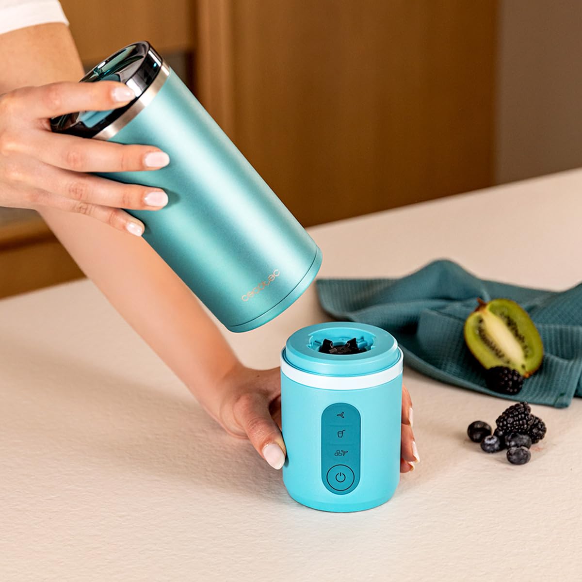Cecotec Frullatore Portatile Power Titanium Shake2Go Dark Steel. 180W, Bicchiere Metallo 600ml Senza BPA, 3 Programmi Automatici, Ricarica USB-C, Goditi le Tue Bevande Fresche Molto più a Lungo Oggi