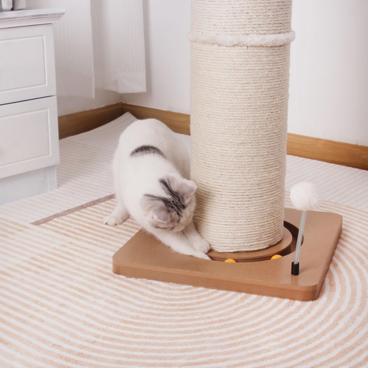 CanadianCat Company | Kratzstamm für Katzen - Carla - mit Spielzeug | interaktives Katzenspielzeug selbstbeschäftigung | mit 82cm-hoher Kratzsäule Ø20cm | ca. 40 x 40 x 86 cm