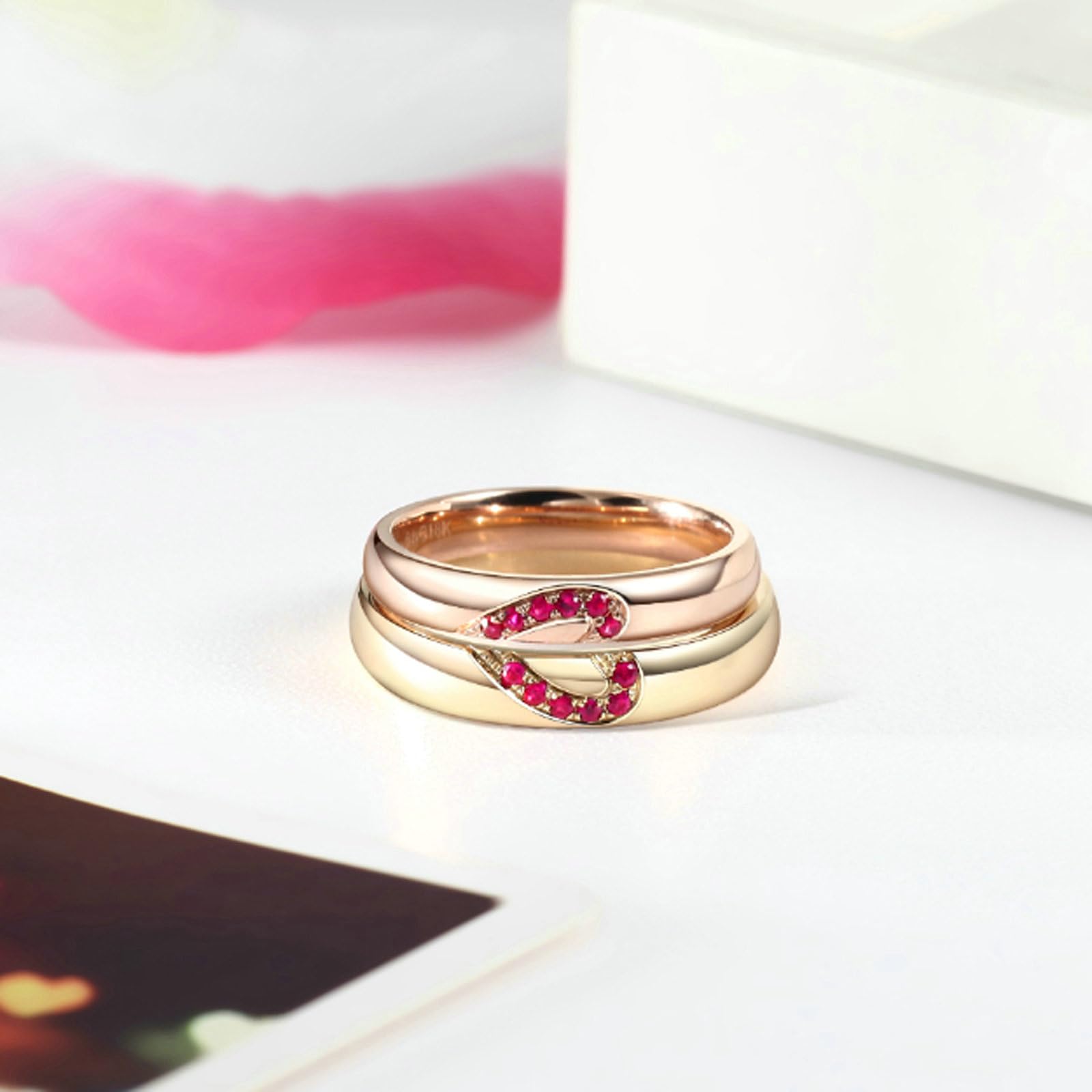 Anelli Fidanzamento Donna e Uomo, Anello Oro Matrimonio 18K Design Cuore Puzzle con Rubino Rosso Rotondo Sintetico da 0.1ct Fede Nuziale Coppia Oro Rosa