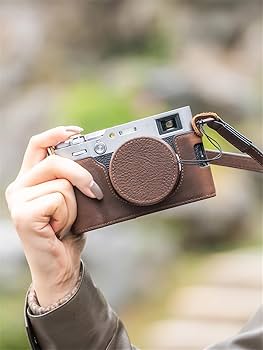 Amazon | 本革カメラハーフケースカバー ハンドグリップ付き