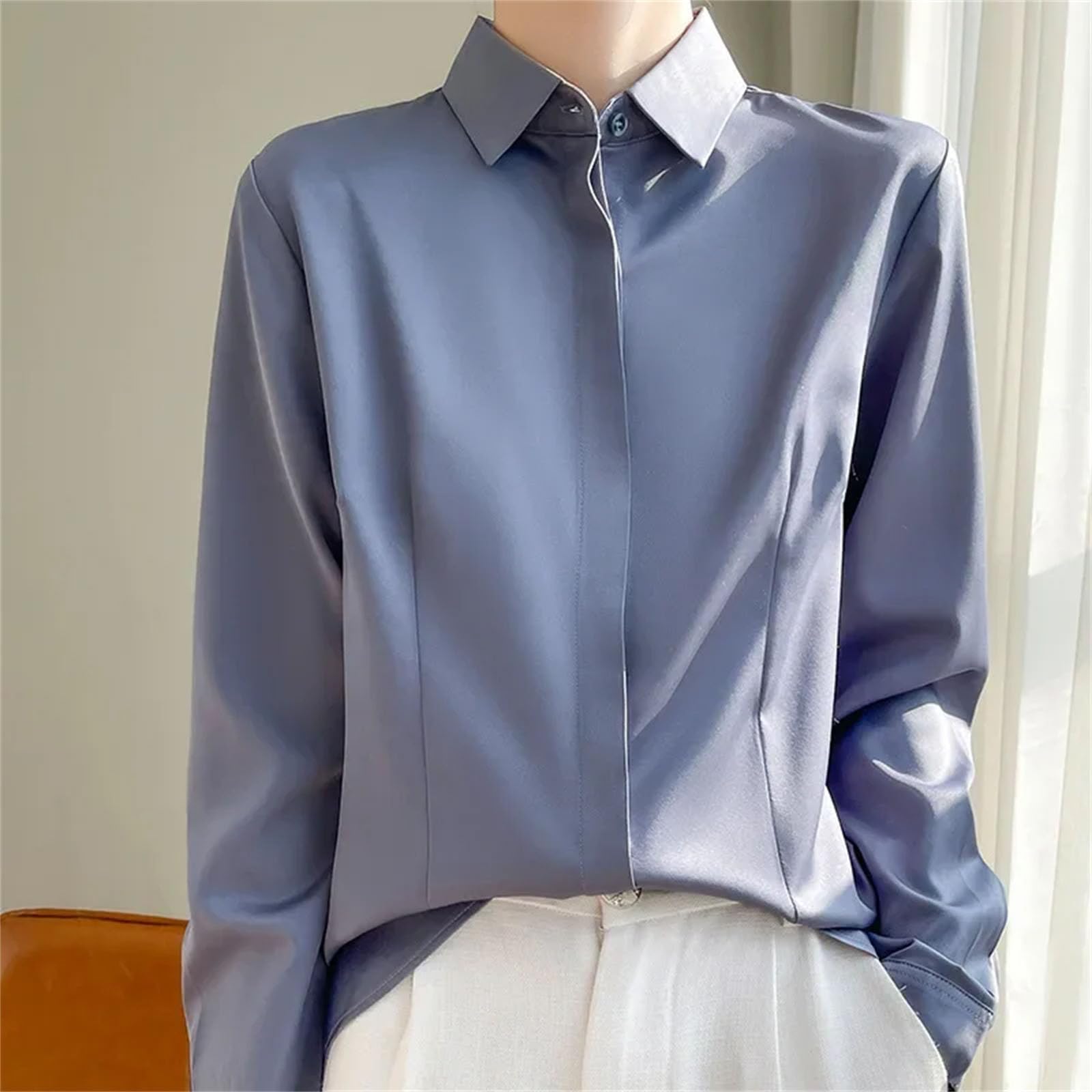 Camicetta da donna in raso con risvolto sartoriale a maniche lunghe da ufficio