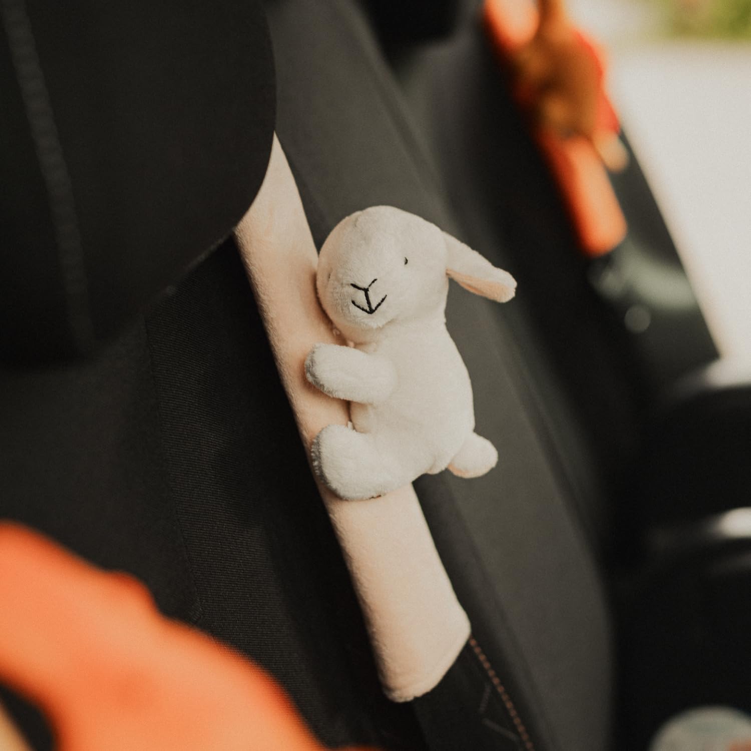 Cute since 1999 Gurtpolster Kinder - Gurtschoner Auto für Junge & Mädchen - Sachen & Geschenk für Neugeborene - auch in Autositz verwendbar - 27 x 6 cm (Lamm)