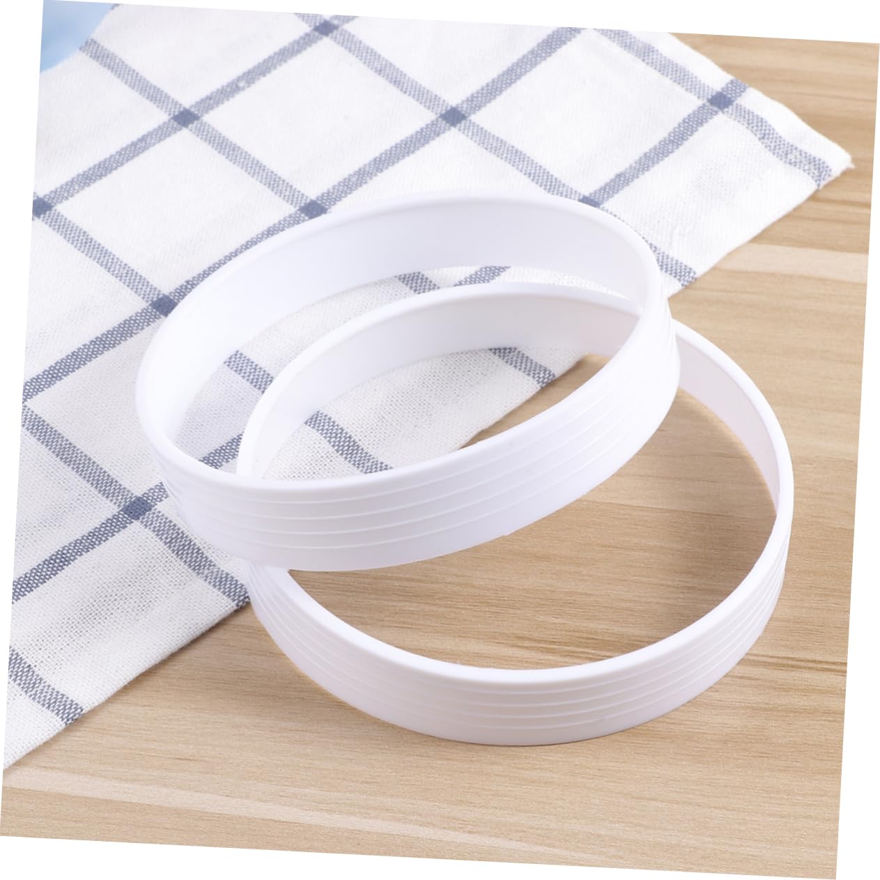 COOLHIYA 2pcs Golf Hole Cup Rings Pp Plastic Putting Hole Cup for Outdoor Training Golf Accessory Improve Visibility and Stability