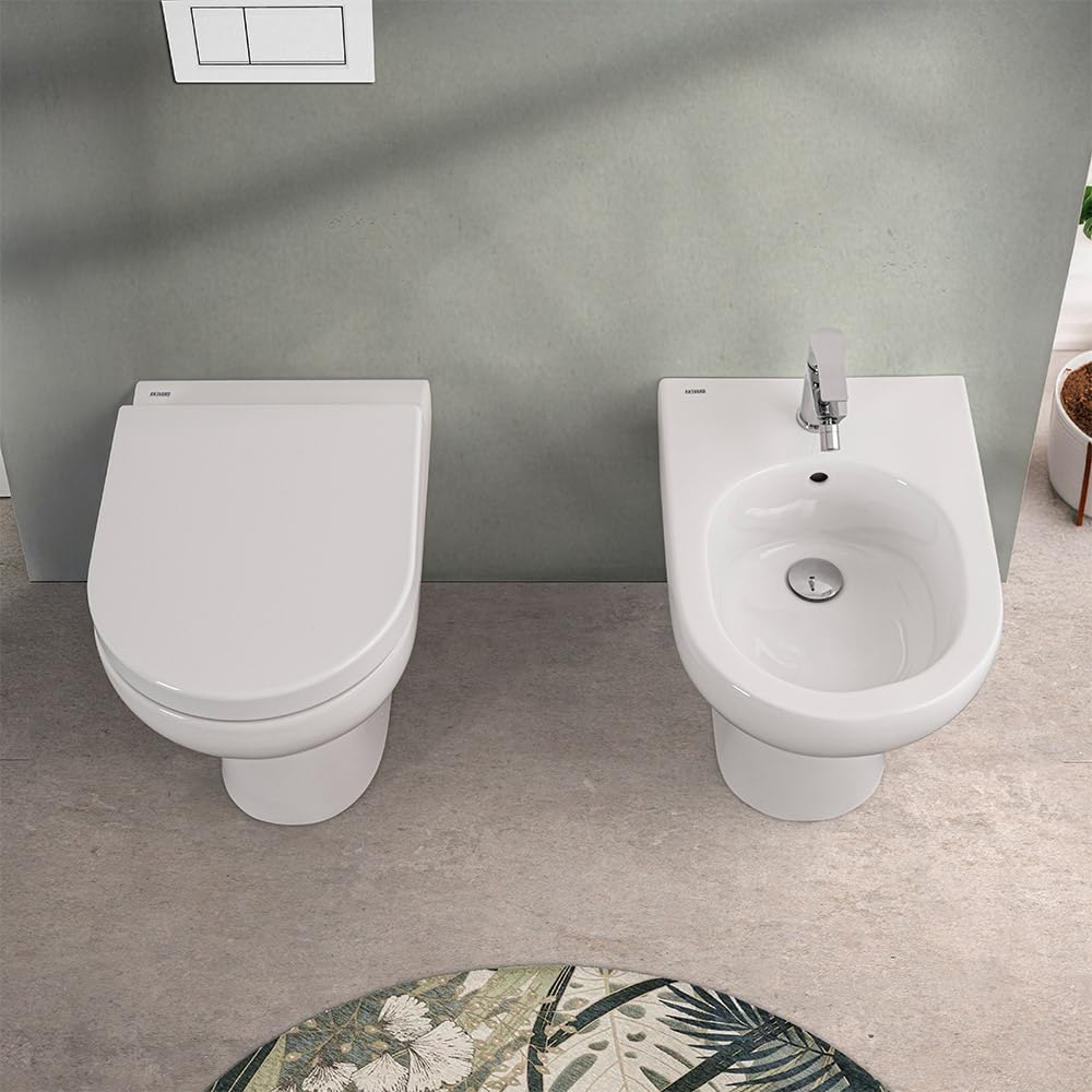 Coppia Sanitari Filomuro Rimless In Ceramica Bianco Lucida Serie Vima, L 37,5 x P 52 x H 41 Cm, Completo Di Sedile Avvolgente Soft-Close