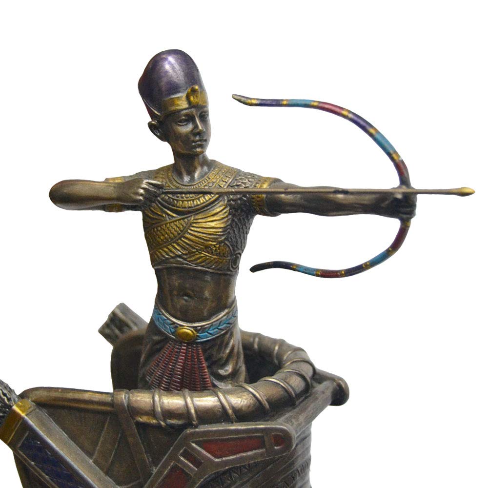 Belle réplique de l'ancienne Égypte. Le pharaon Joven Tut ANK Amón dans son chariot de cheval.