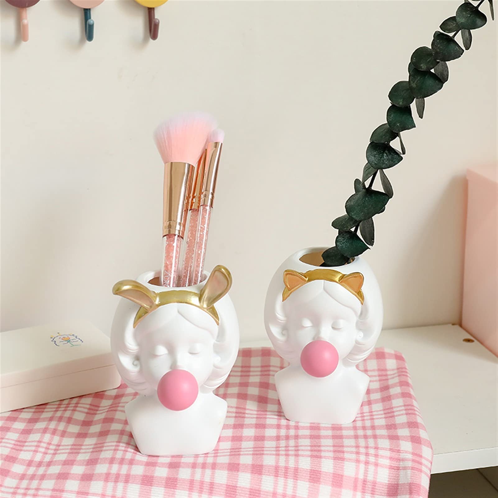 Pojemniki na ołówki Cute Girl Bubble Gum Figurine Pen Holder Ołówek Uchwyt Biurko Organizator Makeup Szczotka Organizator Kwiat Garnka Rzeźba Waza papeteria