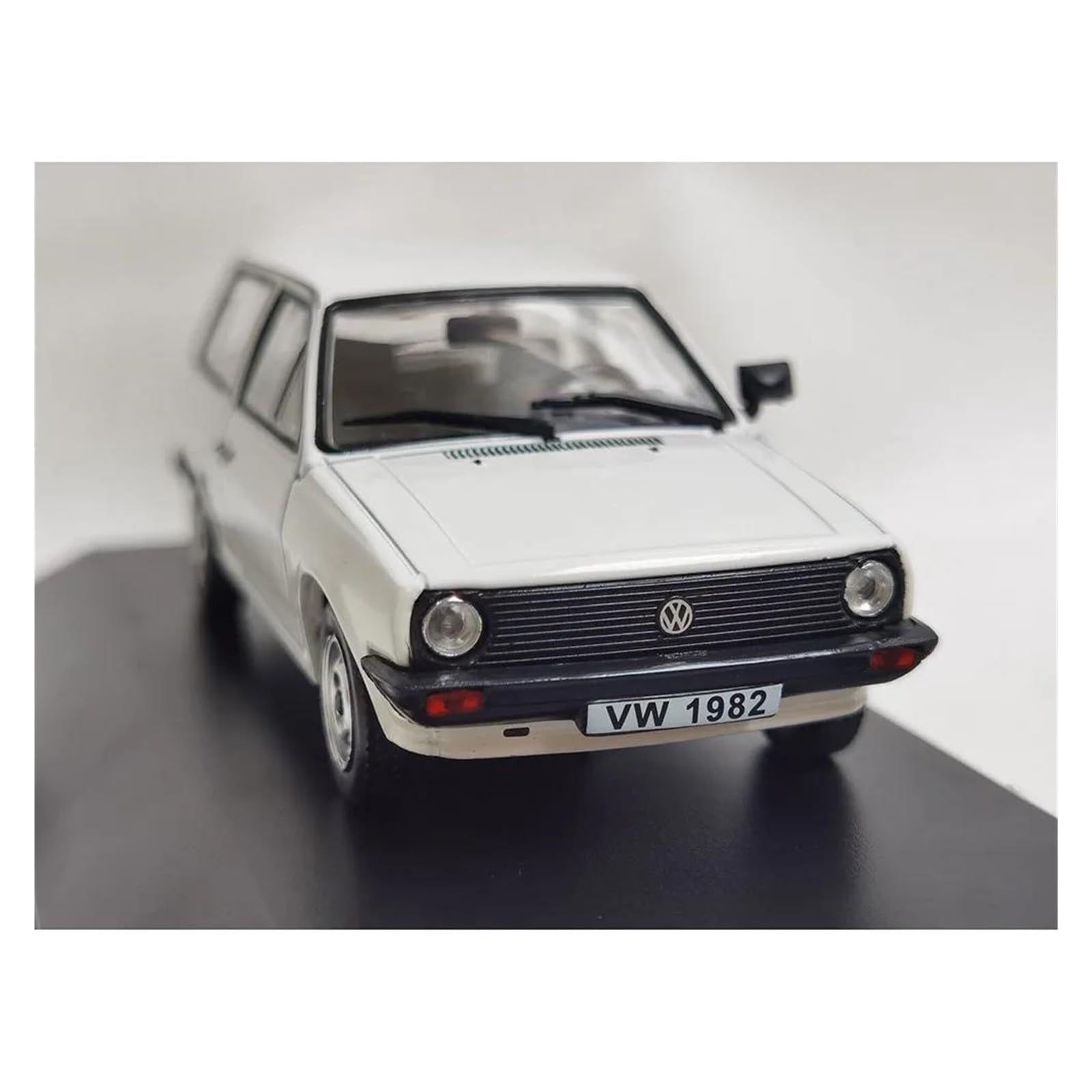 Metallo Scala Replica Collezione di decorazioni per la casa modello auto d'epoca in lega pressofusa Vw Polo Steilheck del 1982 in scala 1 43 Hobby Veicoli Giochi Set