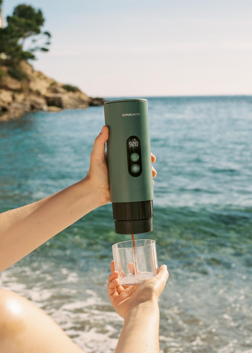 CREATE / THERA MOVE/Cafetera express portátil con funda de transporte para cápsulas y café molido verde sage/Preparación en frío y en caliente, 15 bar, capacidad de 80ml, 150W