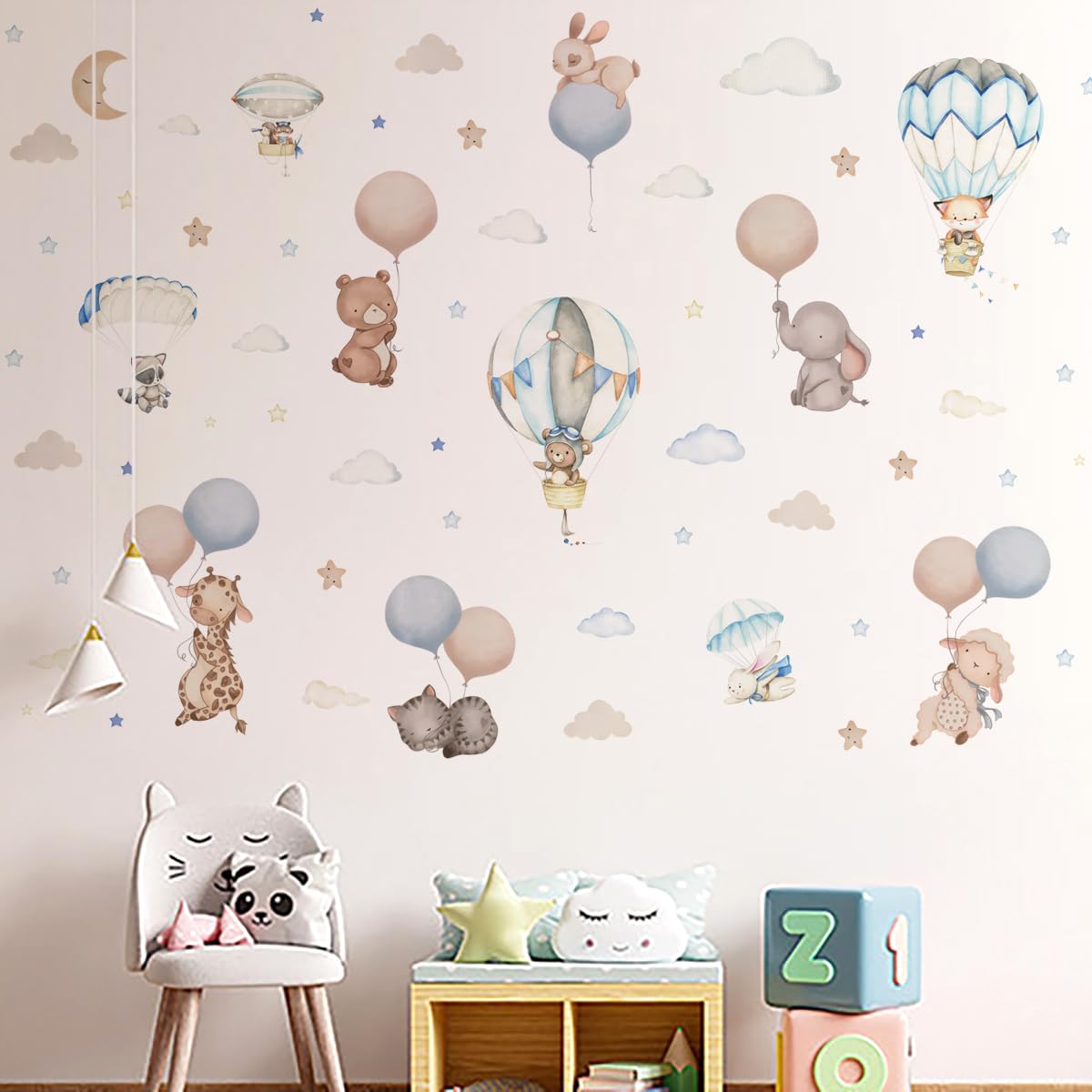 Kibi - Adhesivos de pared para habitación infantil, diseño de animales con globos, decoración mural para niños, nubes y estrellas, 130 x 88 cm, azul y beige