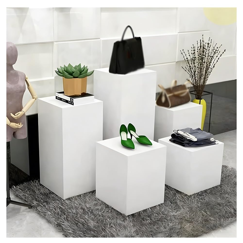 Présentoir cube sur pied rectangulaire pour bijoux et objets de collection en boutique de mariage