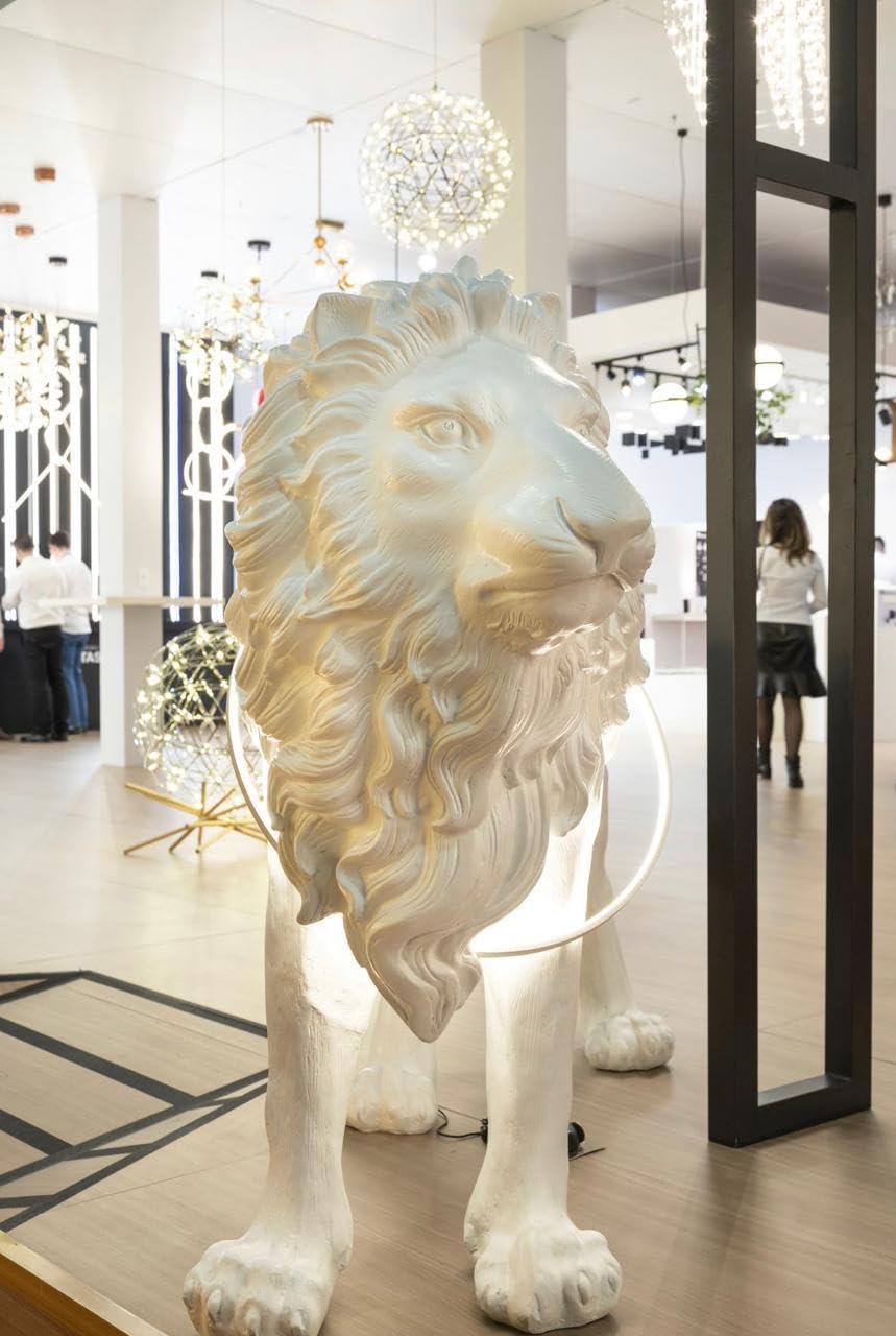 Leonardo Decorative Lion Floor Lamp with Integrated LED Lighting