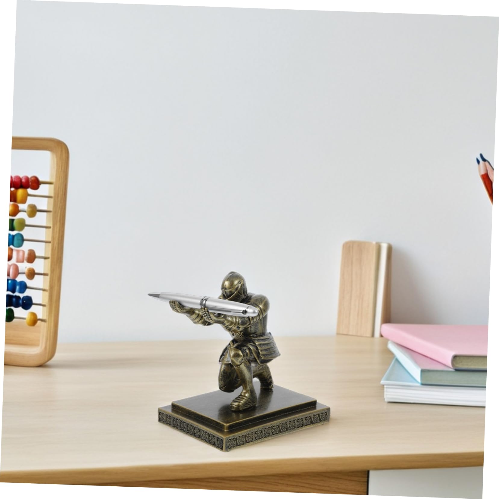 OSALADI Espositore Portapenne Da Scrivania Portapenne Forma Di Soldato Romano Supporto Per Pennelli Da Trucco e Penne Decorazione Unica Per Ufficio e Casa Materiale Resistente Base Pesante