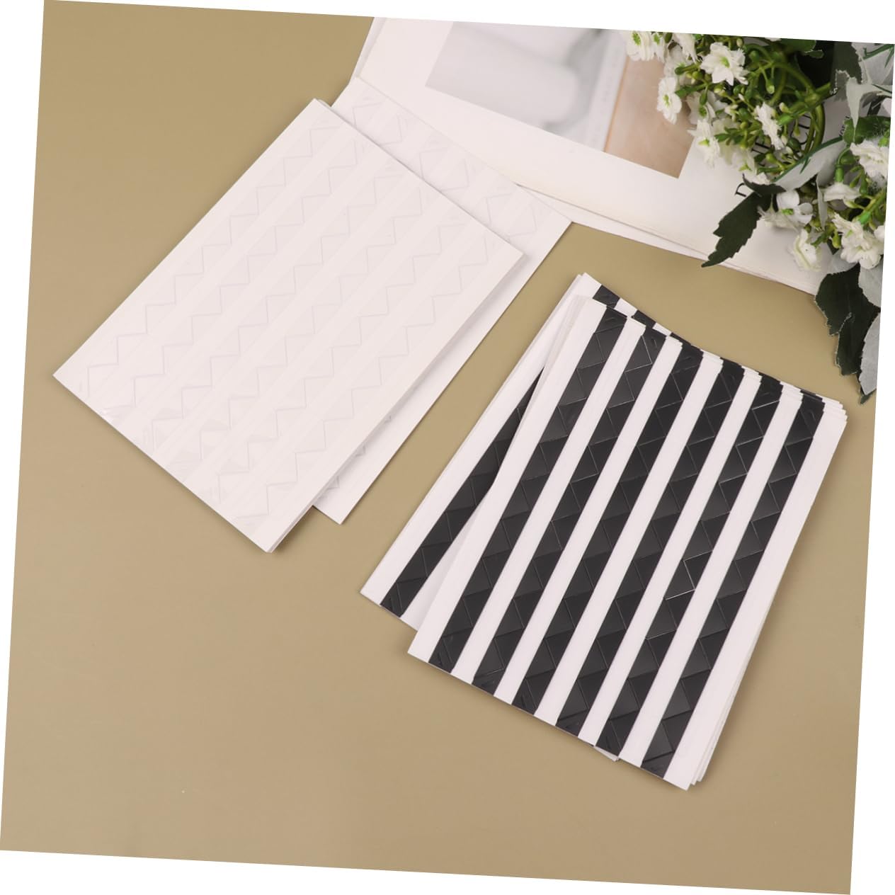 102pcs Self-Adhesive Photo Corner Stickers Black Scrapbooking Accessories for Albums Easy to Use Photo Mounting Corners for Frames and Memory Books