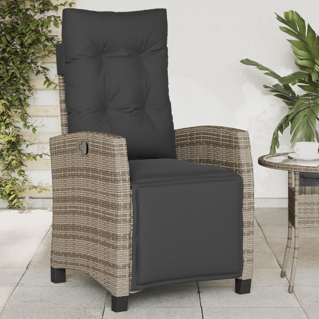 Poltrona reclinabile da giardino con poggiapiedi regolabile in rattan sintetico grigio per esterni, struttura robusta in acciaio e cuscini sfoderabili lavabili in materiale durevole