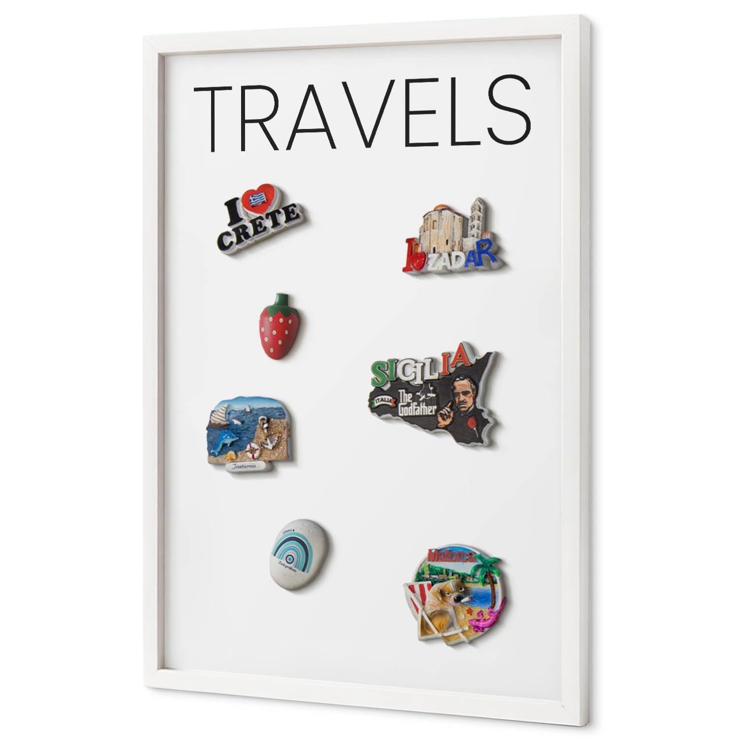 Tablero Imantado 40x60 cm | con Marco Blanco | Travels | Montaje Fácil | Pizarra Magnética | Para Souvenirs de Viaje | Para Imanes Turísticos, Fotos Polaroid y Postales | Para Cocina