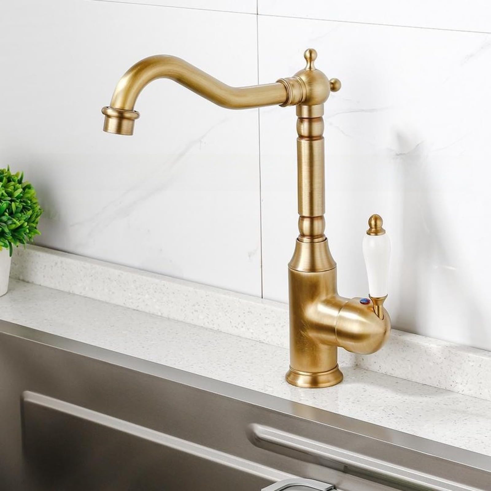 Grifo para fregadero de cocina de latón antiguo con boquilla giratoria de 360°, control de una sola manija para un flujo preciso, construcción sólida para casa de campo