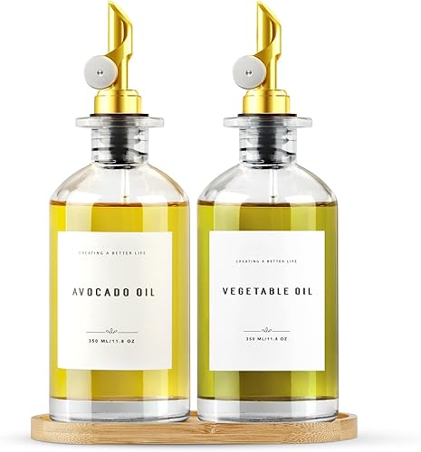 GIXSEGIE - Botella dispensadora de aceite de oliva con bandeja de bambú, juego dispensador de aceite y vinagre con boquilla de metal para vertido,