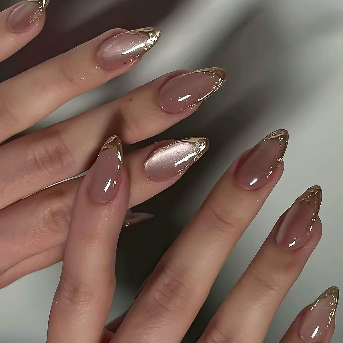 KQueenest Glitter Baby Pink French Tip Press On Nails Almendra, 24 piezas Ojo de Gato Press On Nails con remolinos dorados 3D, Bling Sparkly Fake Nails con pegamento, Stick reutilizable en uñas para mujer Primavera Verano