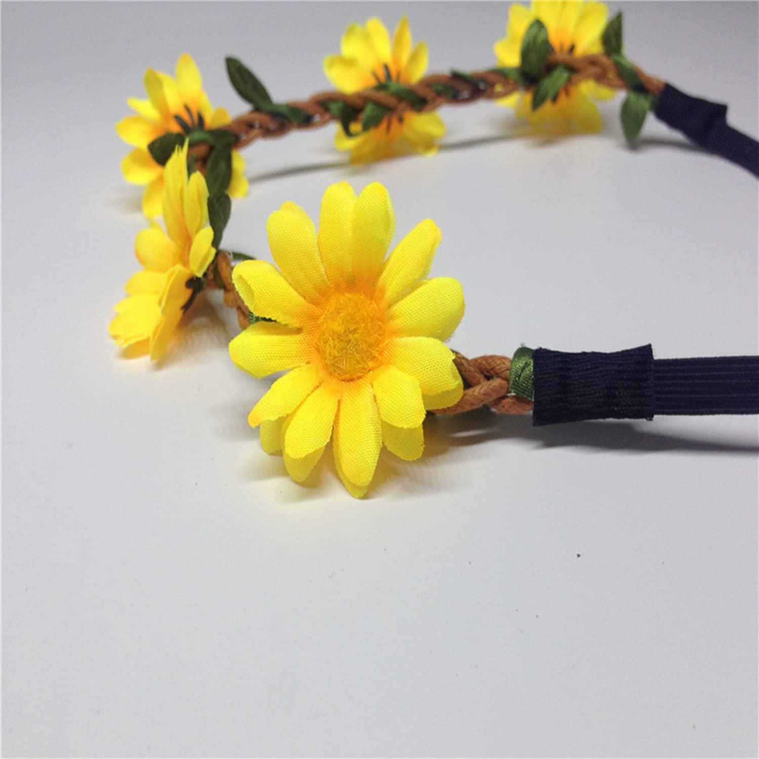 Mooi Weinig Blond Meisje Met Een Kroon Van Madeliefjes Stock Foto - Image of bloemen, mooi: 43659562