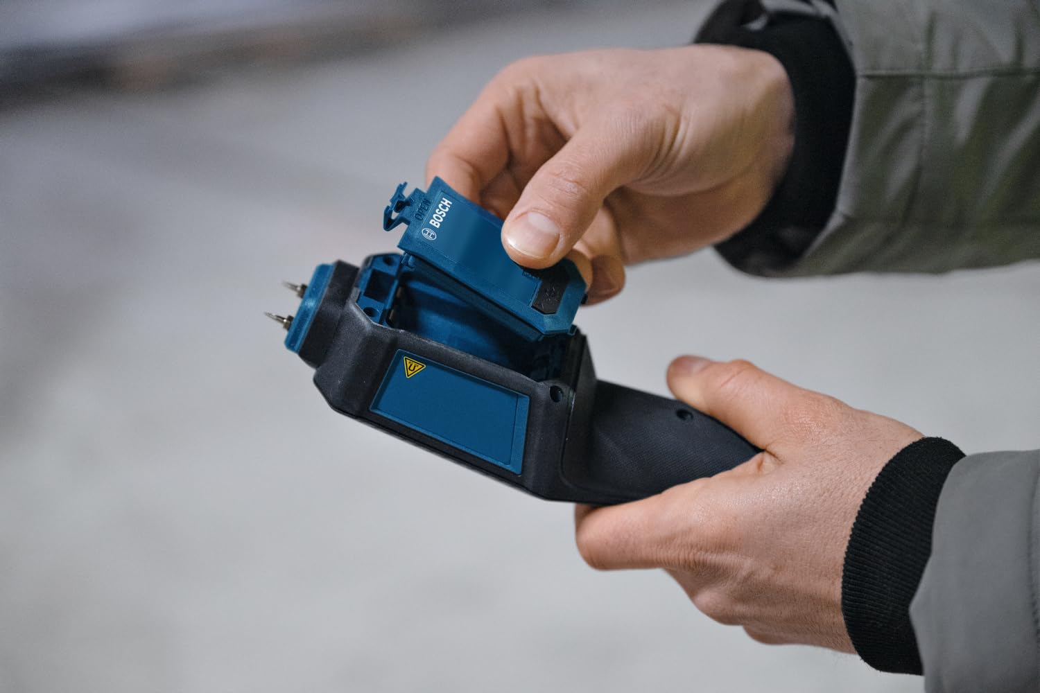 Bosch Professional Pin-Feuchtemessgerät GMP 1-13 (misst 37 Holzarten und 10 Baustoffe, Schutzklasse IP 65, kontrastreiches LCD-Display, 2x AA-Batterie, Tasche)