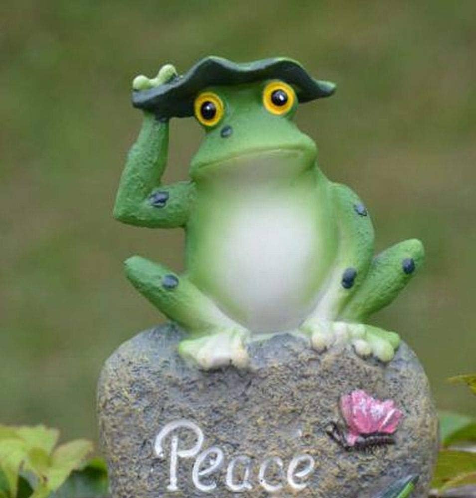池に浮かぶカエルの置物