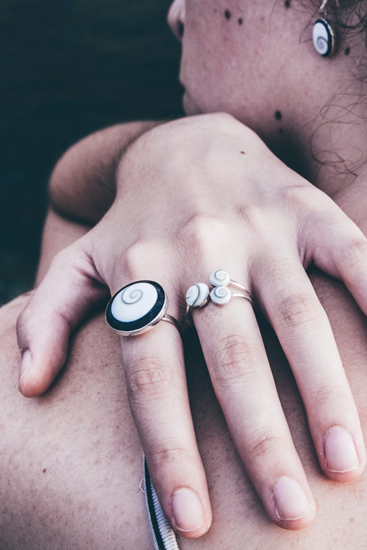 Anillo de Plata de Ley 925 para Mujer con Ojo de Shiva | Piedra de Santa Lucía | Concha Natural Marina Hecho a Mano | Ajustable, Antialérgico y Libre de Níquel