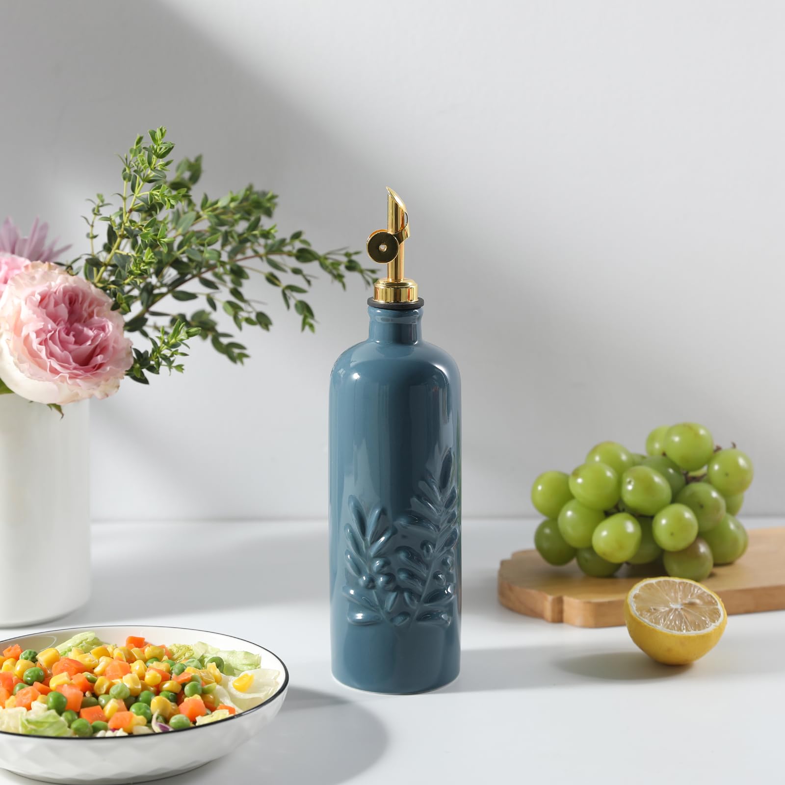 Sweejar Home Bouteille de 530 ml pour huile de cuisine avec bec à gravité, distributeur d'huile d'olive en céramique, récipient opaque en relief pour huile d'olive extra vierge, vinaigre, sauce soja