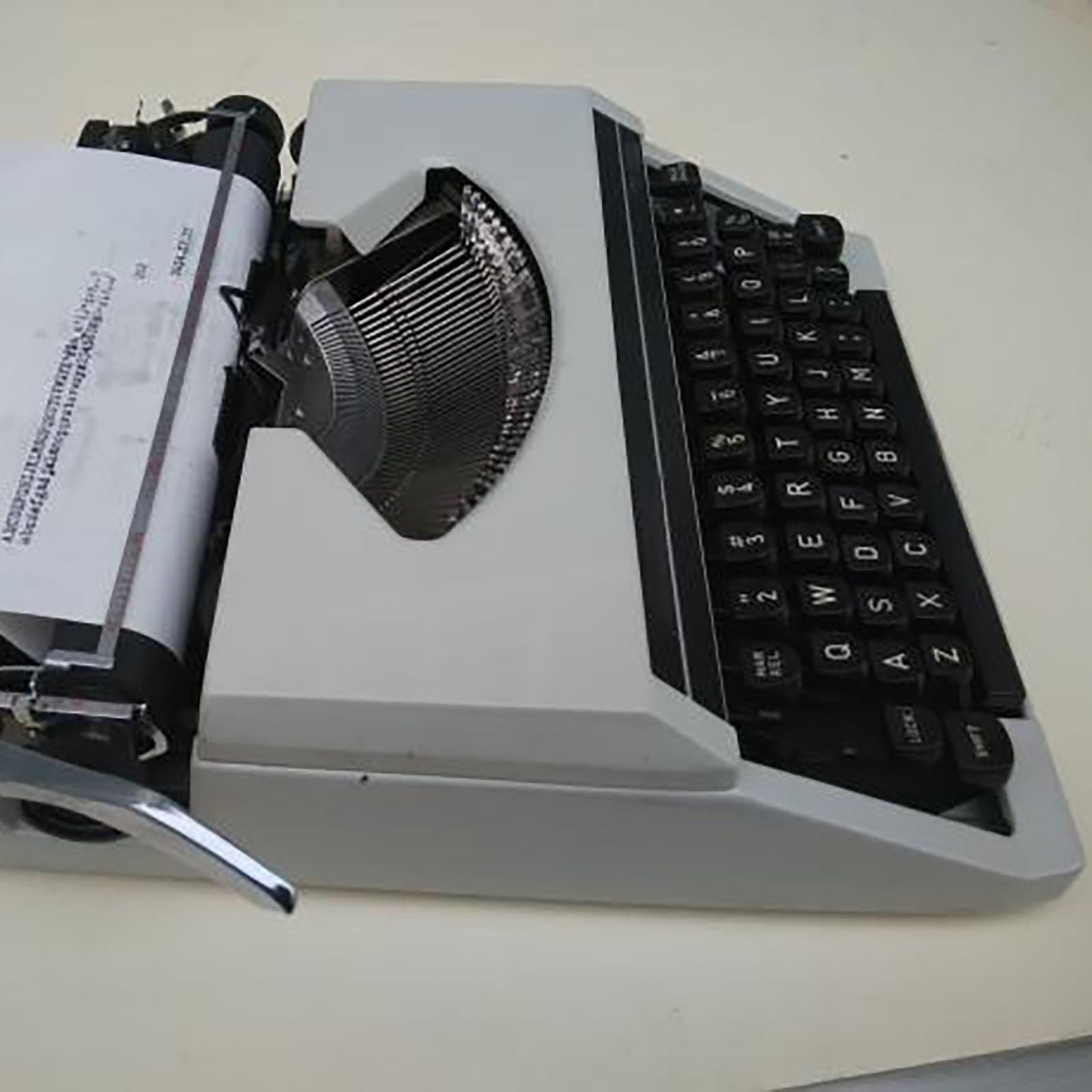 作家のための伝統的なレトロスタイルの手動タイプライター、メモ、手紙