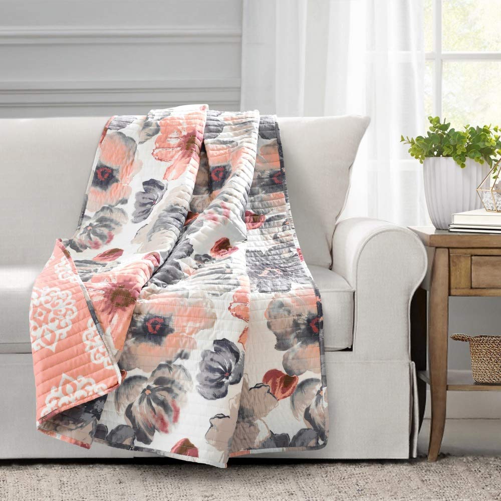Lush Decor Leah Wendedecke, 127 x 152,4 cm (B x L), Korallenrot und Grau – große blühende Aquarell-Blumen – charmante Gesteppte Decke mit Blumenmuster für Bett, Couch oder Stuhl