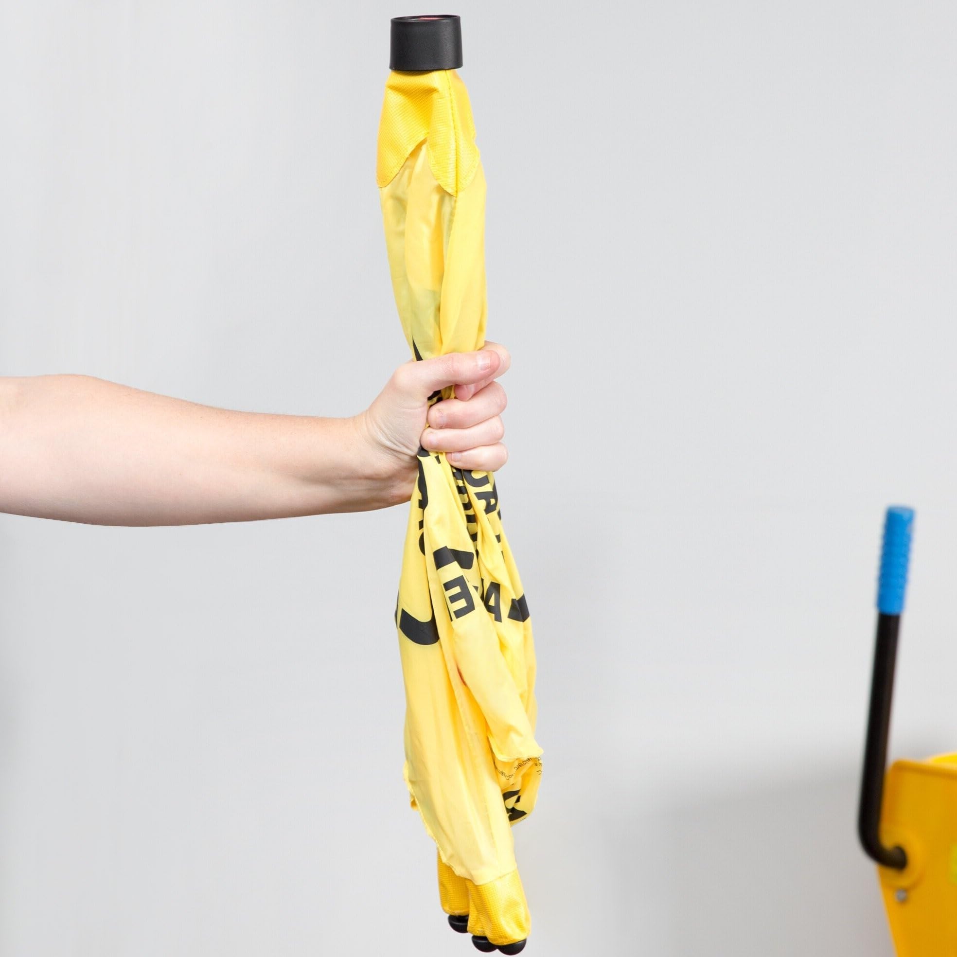Letrero de precaución para suelo mojado, paquete de 2 – Cono desplegable resbaladizo cuando está mojado, montado en la pared, plegable, multilingüe, advertencia de seguridad amarilla para tiendas de