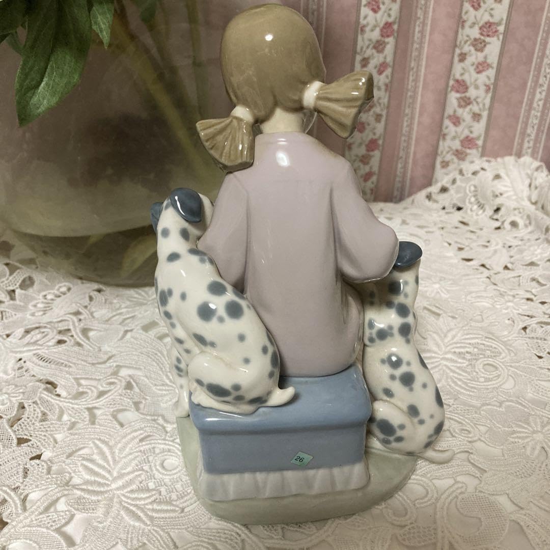 Amazon.co.jp: リヤドロ ハニーリッカーズ 子犬付き座っている女の子