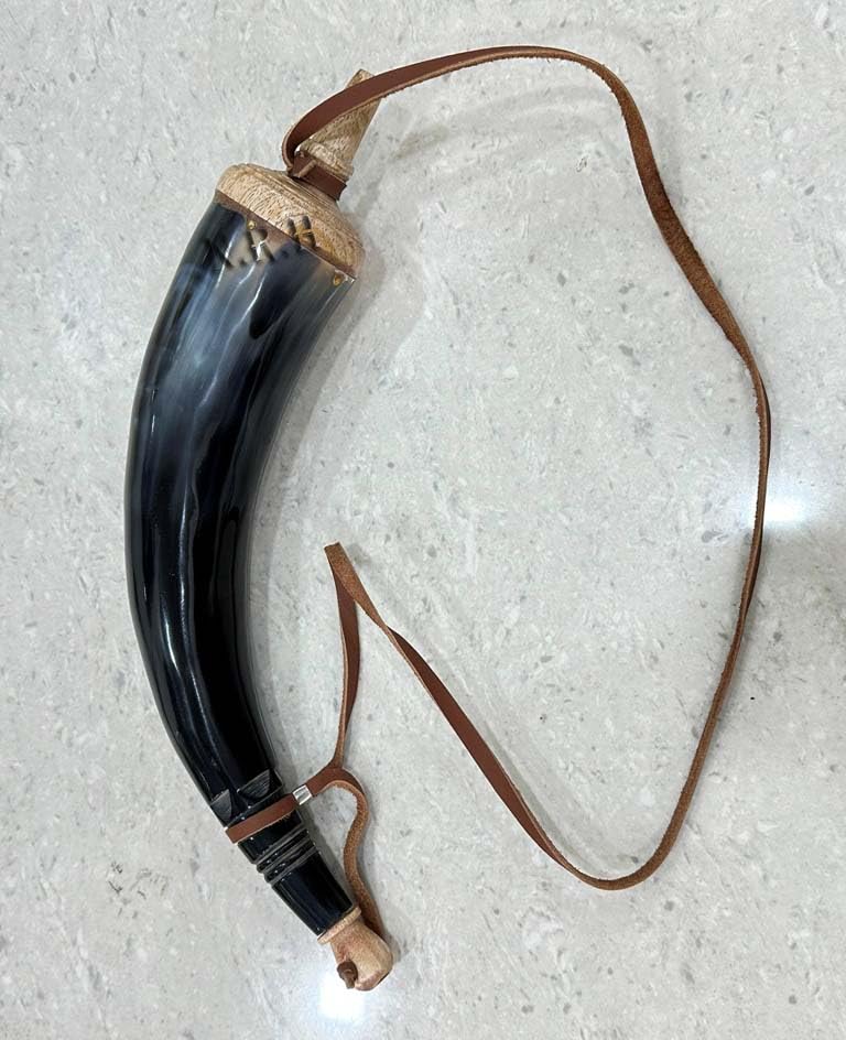 Nautical Replica Hub American Frontier Style Powder Horn Musket Rifle Gun Powder Wood Screw Horn Highly Polished Finish. Approximate Length 13