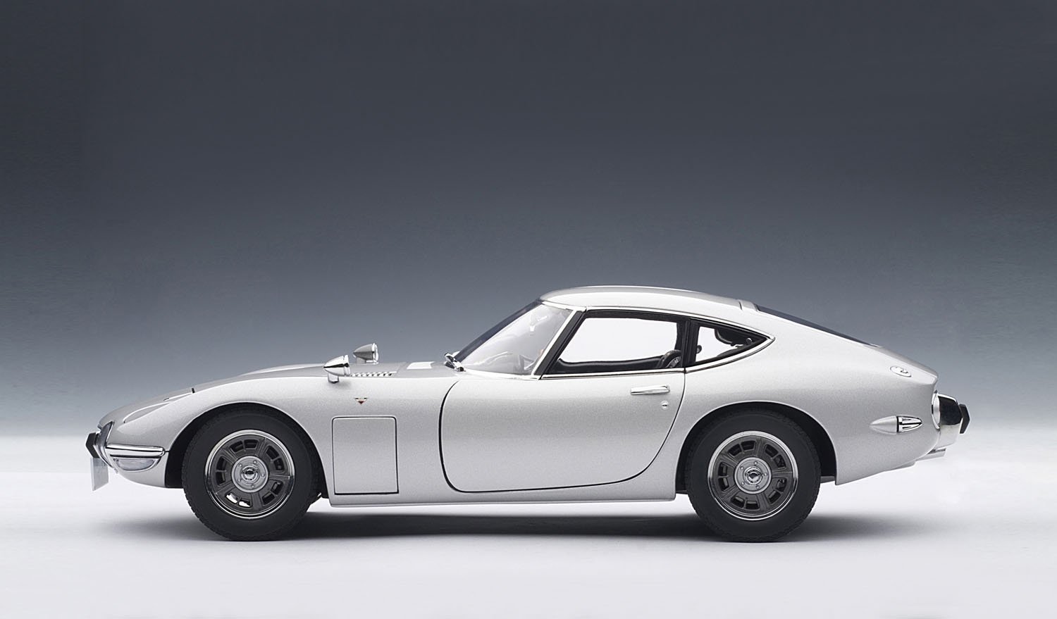 Amazon | AUTOart 1/18 トヨタ 2000GT (シルバー) 完成品 | ミニカー