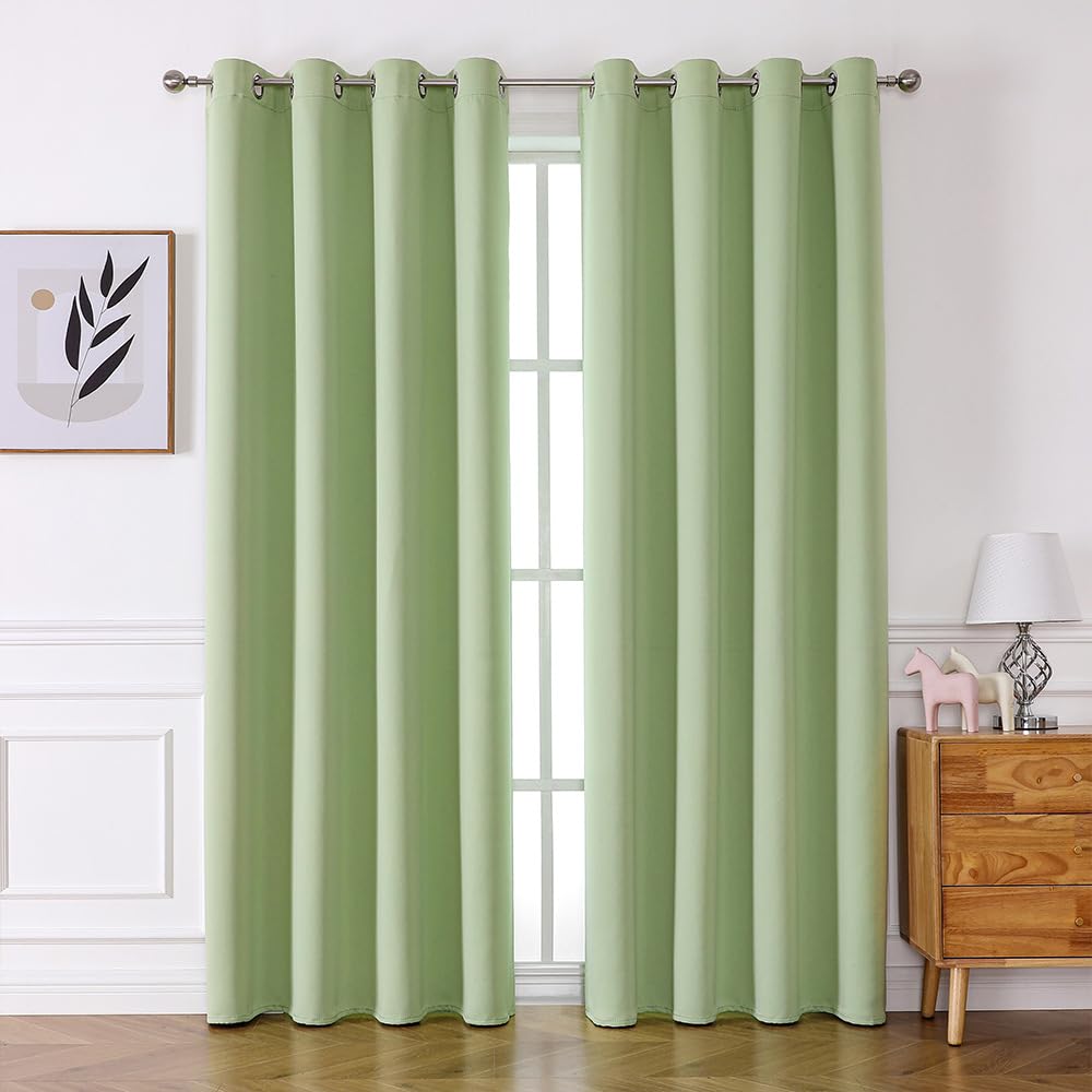 Rideaux occultants pour salon et cuisine moderne créant une ambiance zen verte