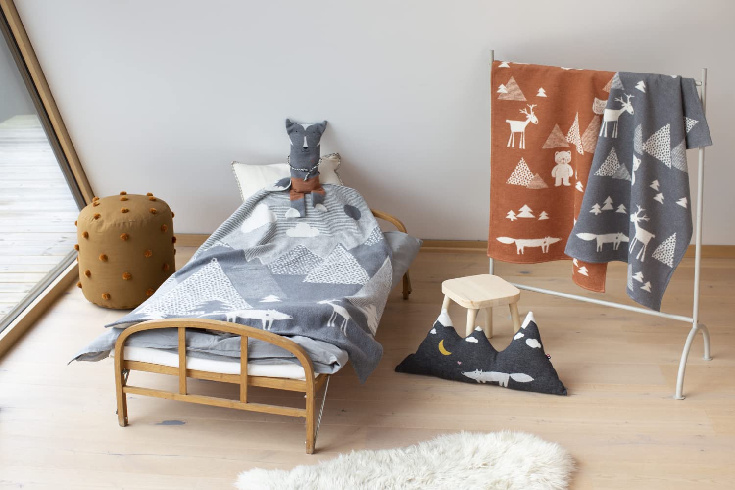 Idealer Pulverschnee 3er Set Berg-Kissen – Verschiedene Bergformen & Größen, Fleece, Kunstleder-Patches, Waschbar, Grau-weiß, Für Sofa, Bett & Chalet-Style