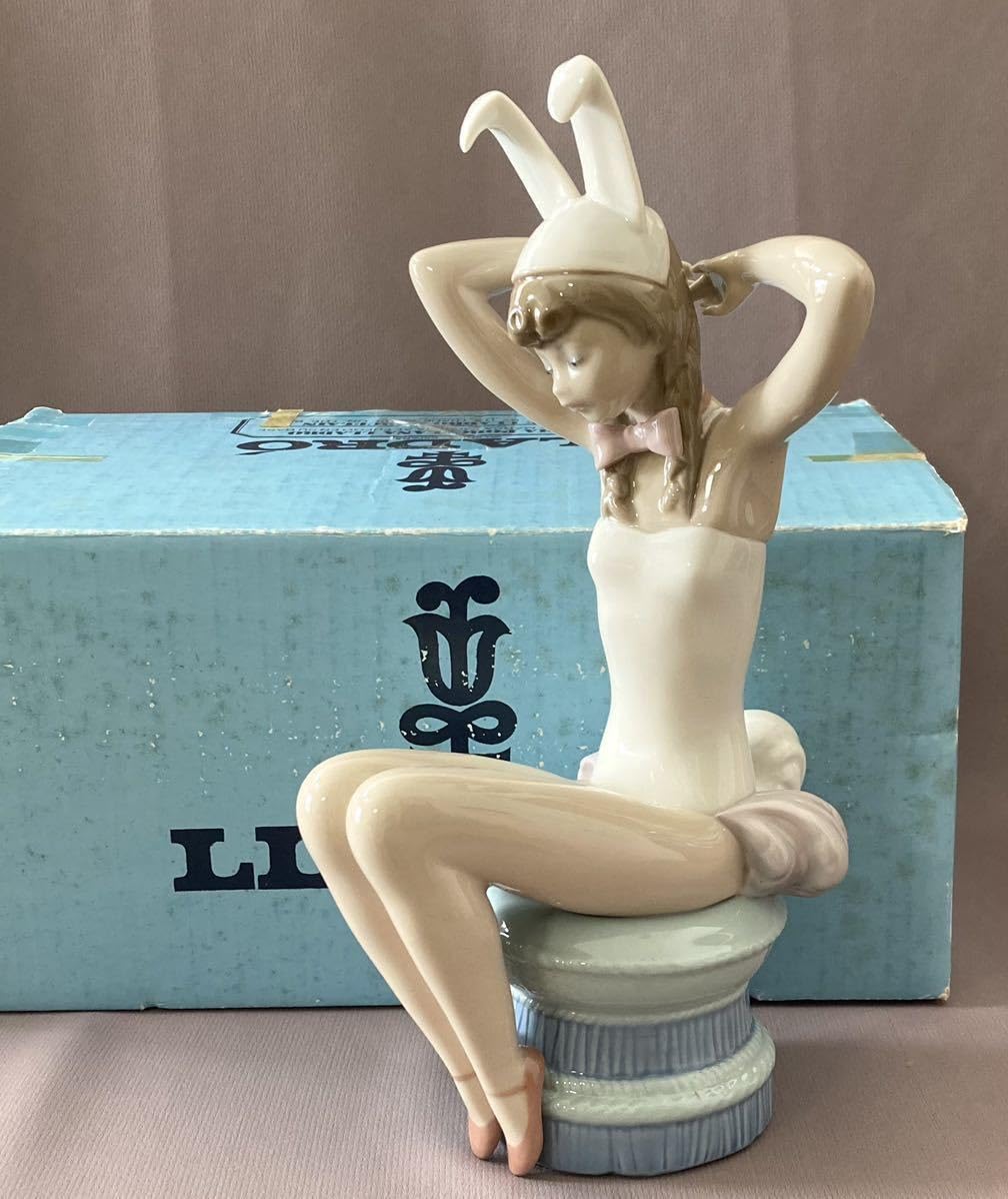 Amazon.co.jp: リヤドロ バニーガール ＃5163 フィギュリン 西洋美術 