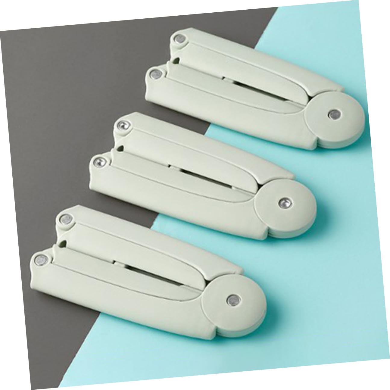 Toyvian 6 pezzi Grucce da Viaggio Pieghevoli in Leggero Verde Appendiabiti Portatile Compatto con Pinze per Casa Campeggio e Organizzazione Armadio