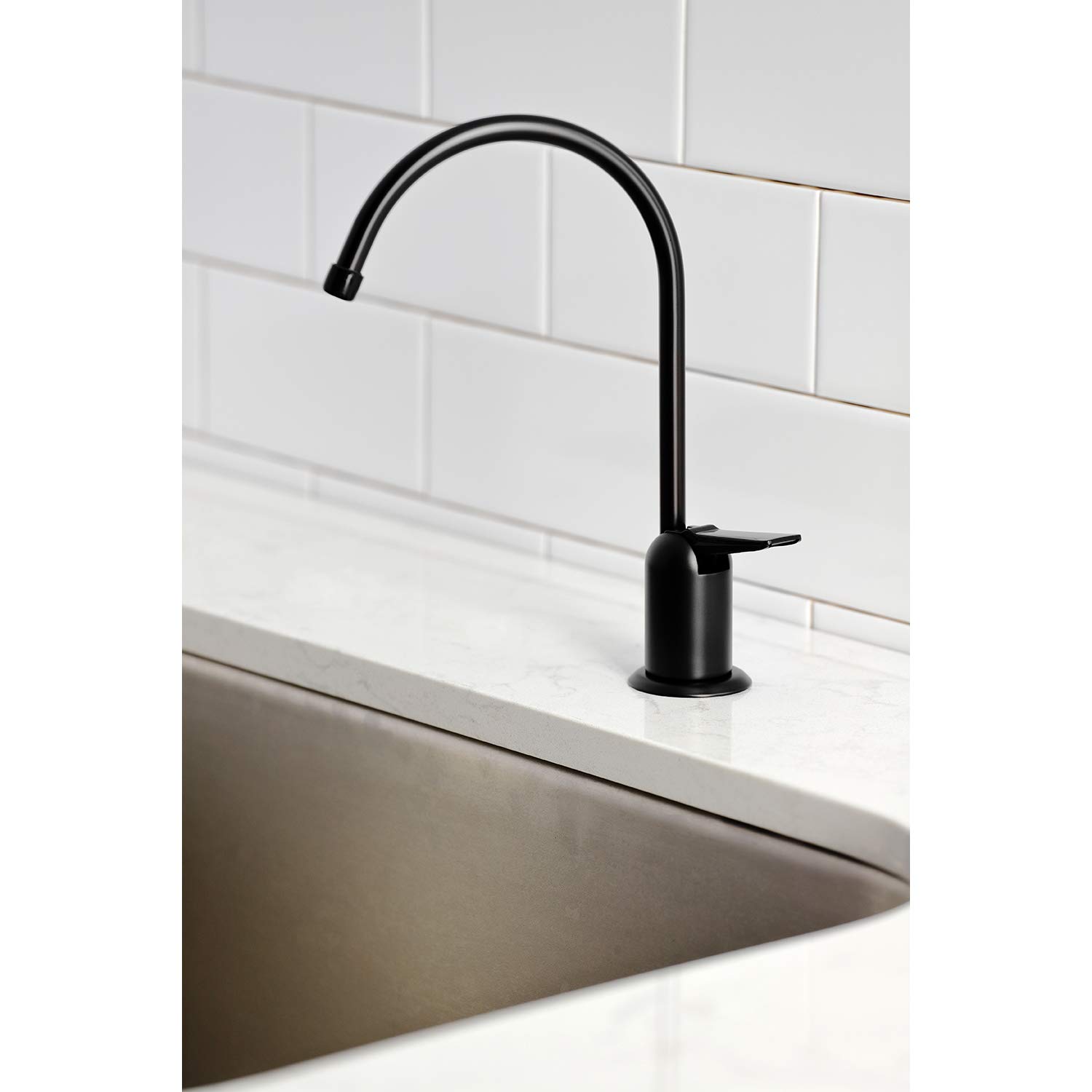 Kingston Brass K6190 Americana Grifo de filtración de agua de una sola manga, negro mate