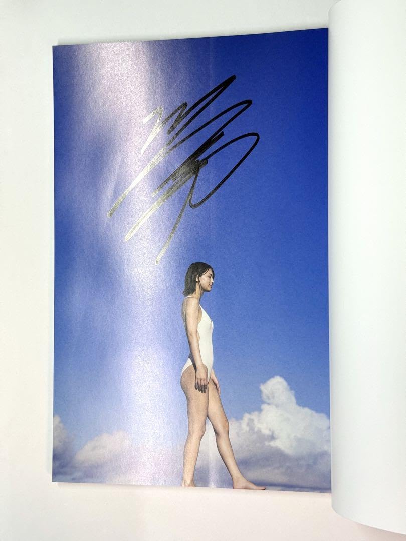 Amazon.co.jp: 北野瑠華 直筆サイン入り1st写真集 触れて、みる