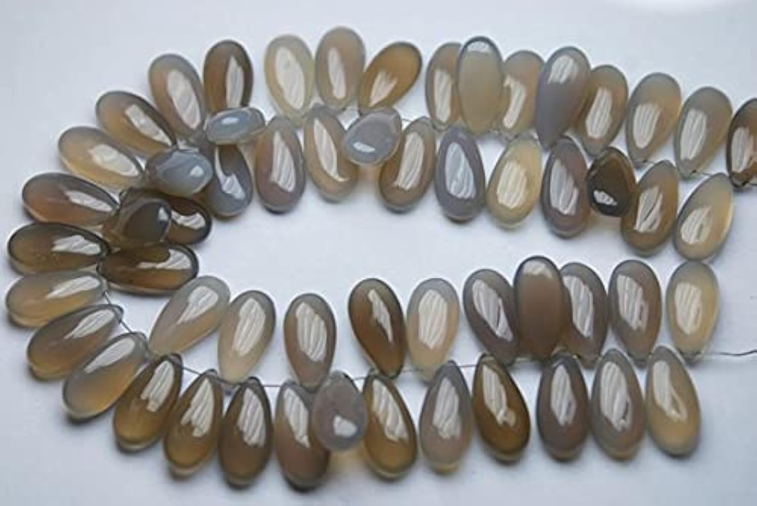 Calcédoine grise briolette poire pour créer des boucles d'oreilles de soirée