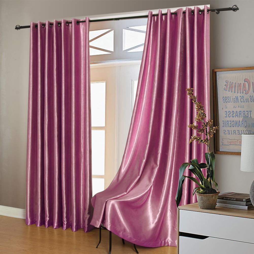 Rideaux dorés pour baie vitrée créant un salon cosy et tamisé