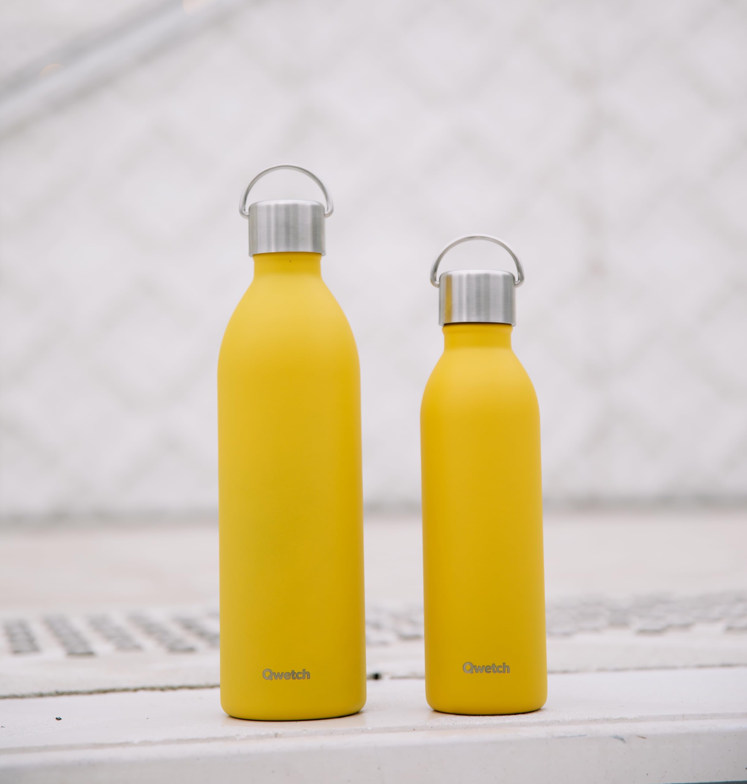 Qwetch - Botella Isotérmica Active Inox 1L Amarillo Active | Botella Agua Acero Inoxidable con Asa - 24h Frío / 12h Caliente - Reutilizable, Hermética y sin BPA