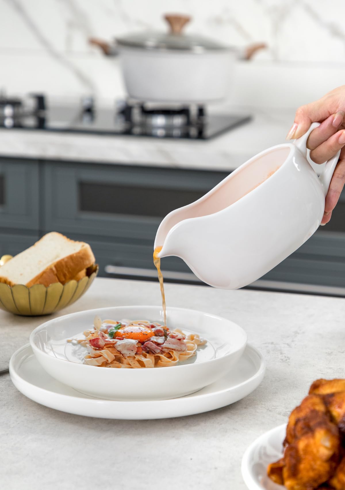 Nucookery Salsera grande de 18 onzas con calentador, salteador de porcelana fina blanca con boquilla grande sin goteo, cuenco para salsa para Acción de Gracias, salsas calientes, aderezos de ensalada,