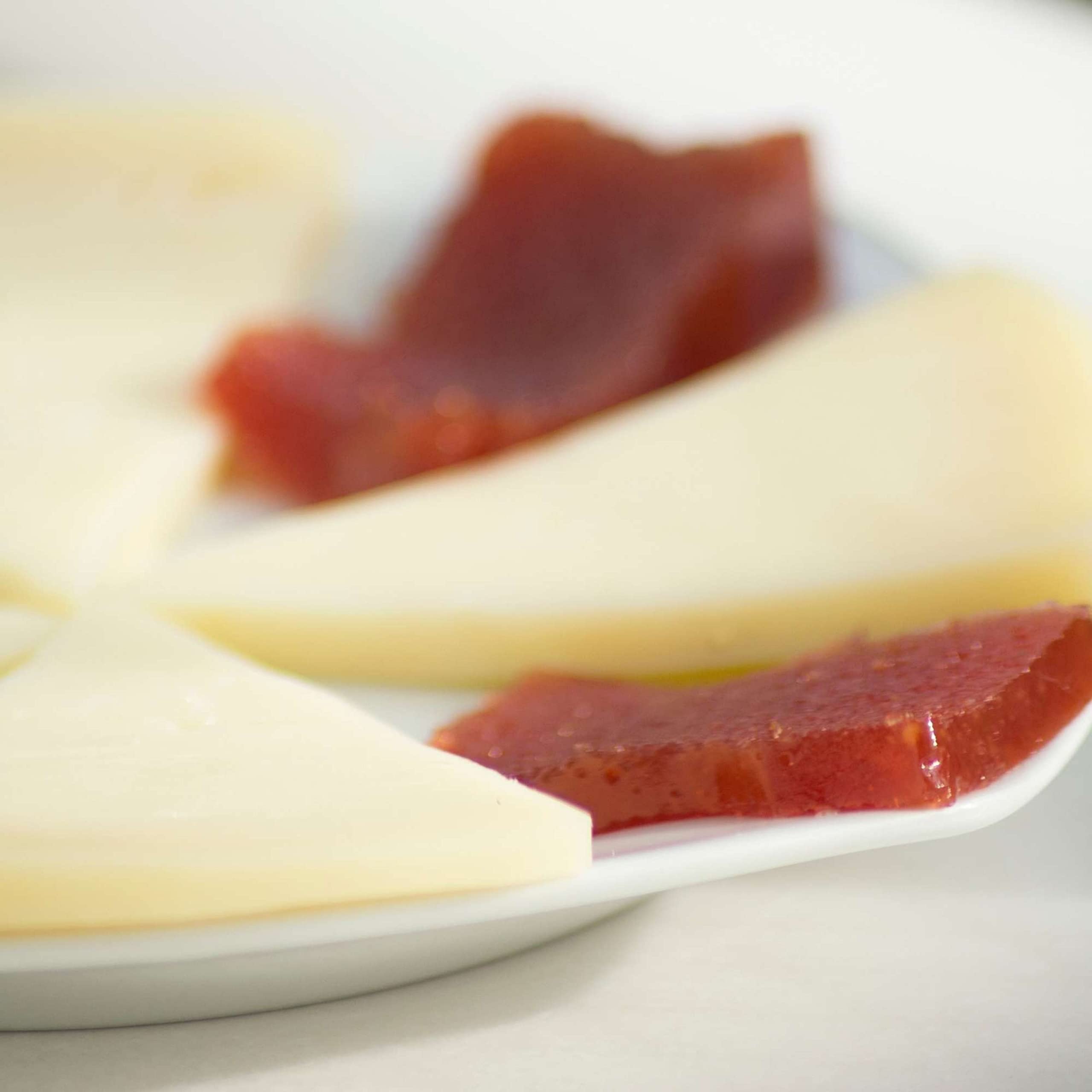 Flor de Esgueva Viejo Queso Completo Peso Aproximado 3,35 Kilogramos - Incluye Membrillo Artesano - Queso Viejo - Elaborado exclusivamente con leche cruda o pasteurizada