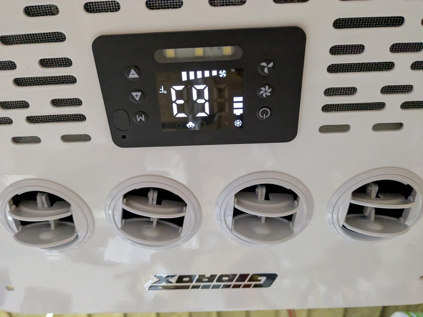 Gidrox 12V DC RV air conditioner installation with roof thickness and power cord details