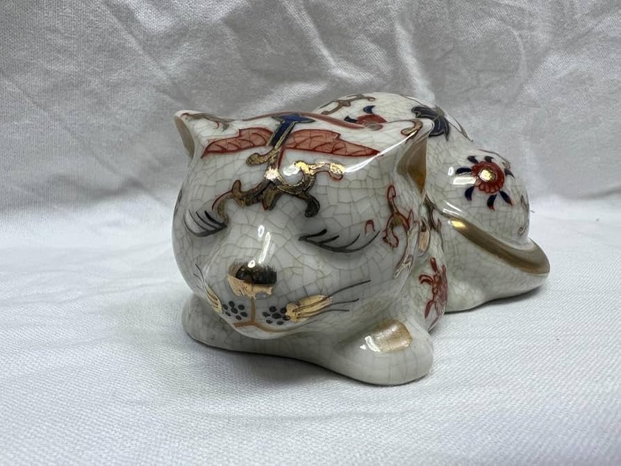 古伊万里/赤色/金彩/陶器/眠り猫/唐草模様 /1体/置物/中/縁起物 Amazon.co.jp: 古伊万里赤色金彩陶器眠り猫唐草模様 1体置物中